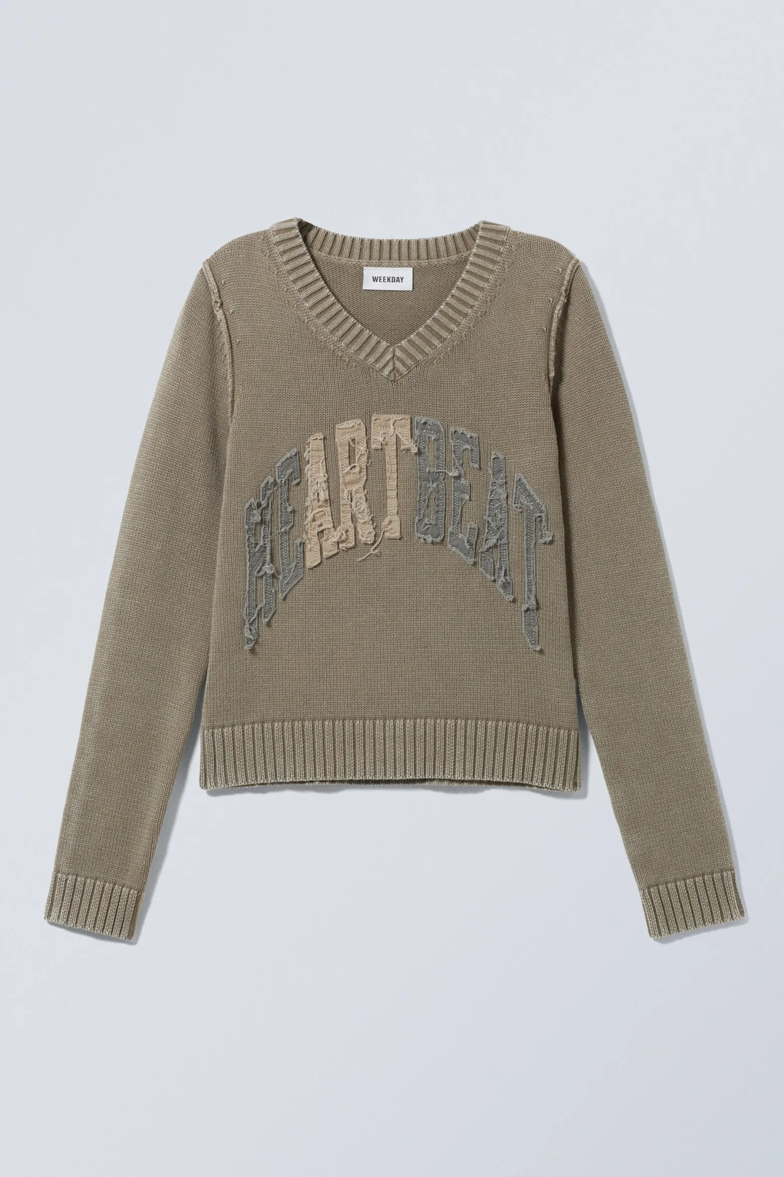 STRICKPULLOVER AUS BAUMWOLLE MIT PATCH-PRINT|Weekday Clearance