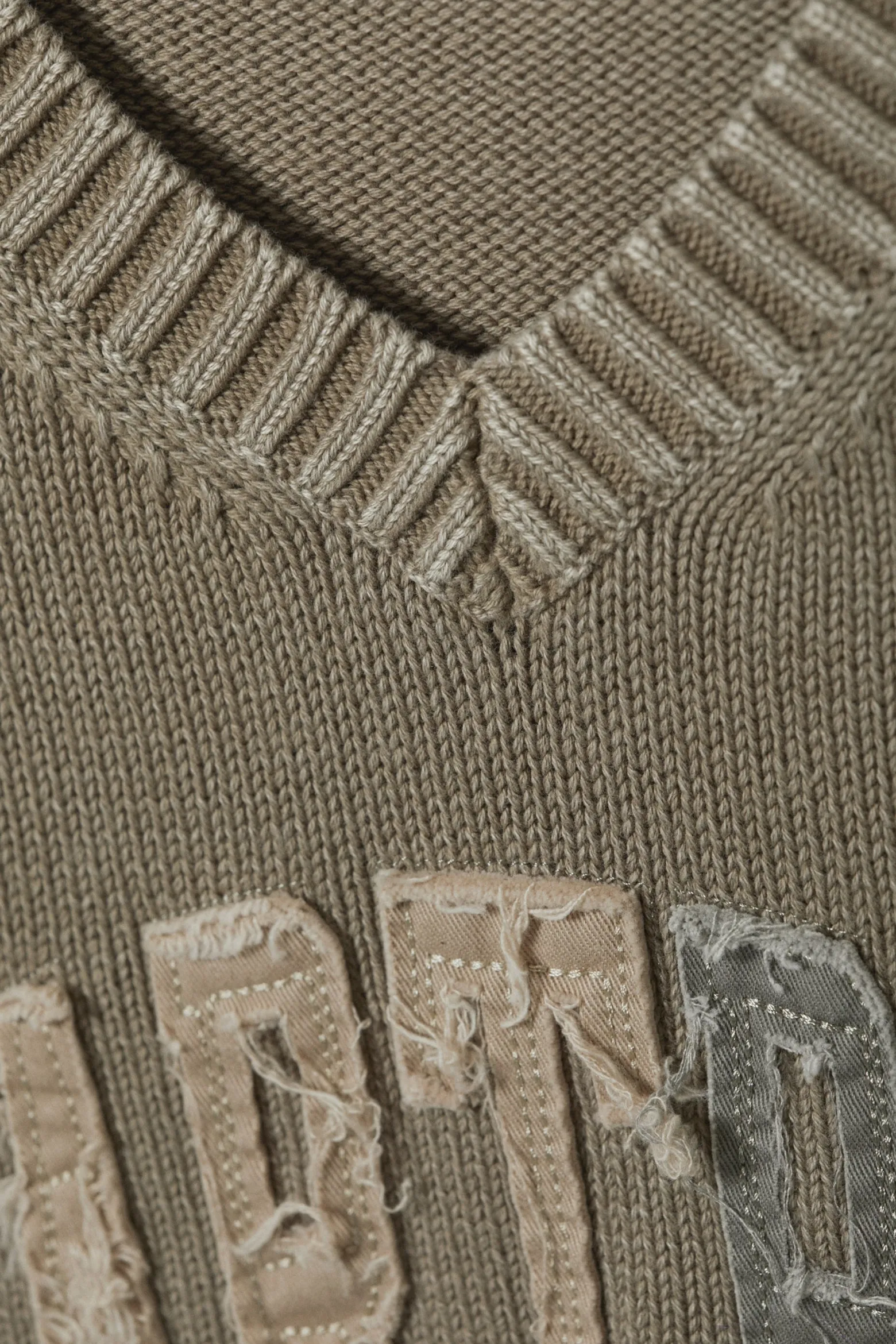 STRICKPULLOVER AUS BAUMWOLLE MIT PATCH-PRINT|Weekday Clearance