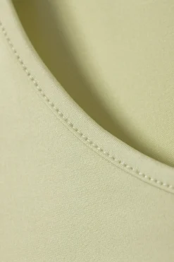 WEICHES, ENG ANLIEGENDES TANKTOP|Weekday Cheap