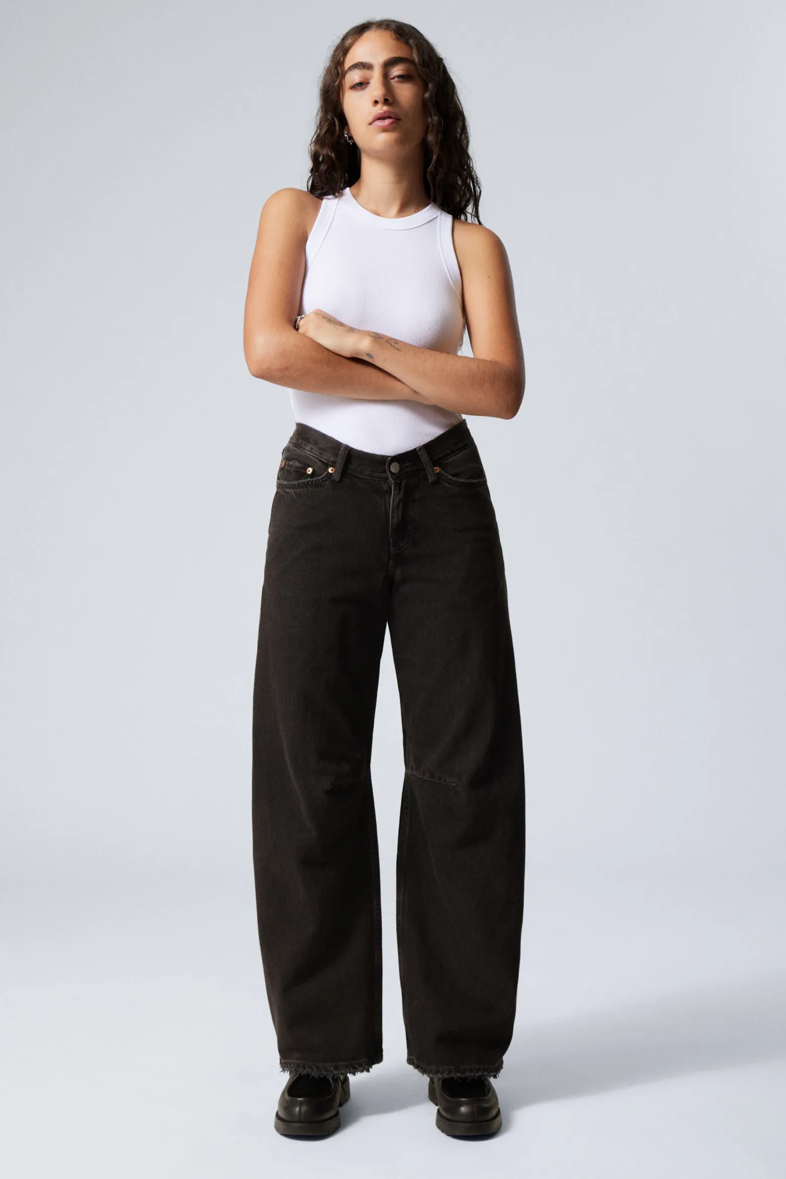 WEITE JEANS MIT NIEDRIGEM BUND|Weekday Shop