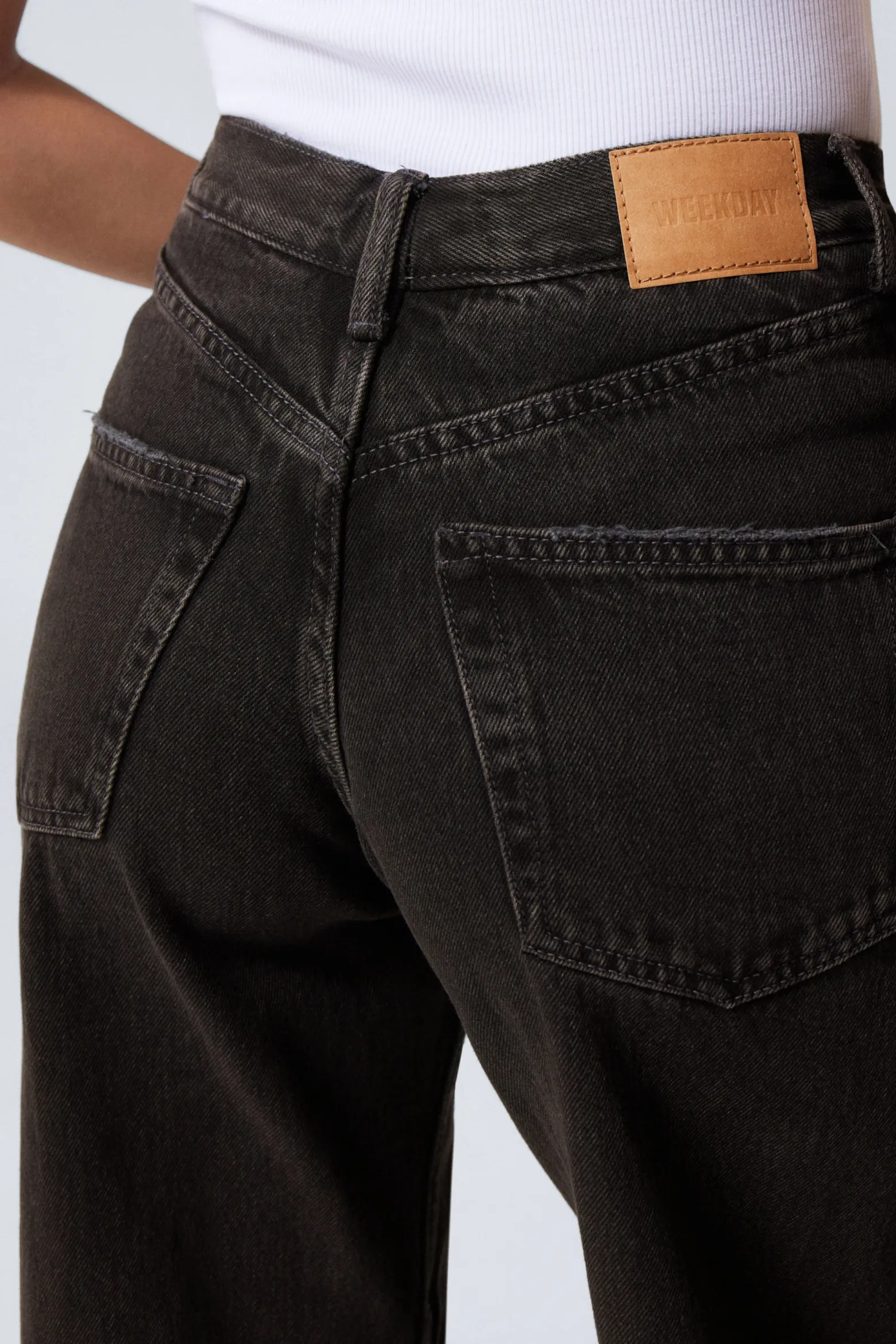 WEITE JEANS MIT NIEDRIGEM BUND|Weekday Shop