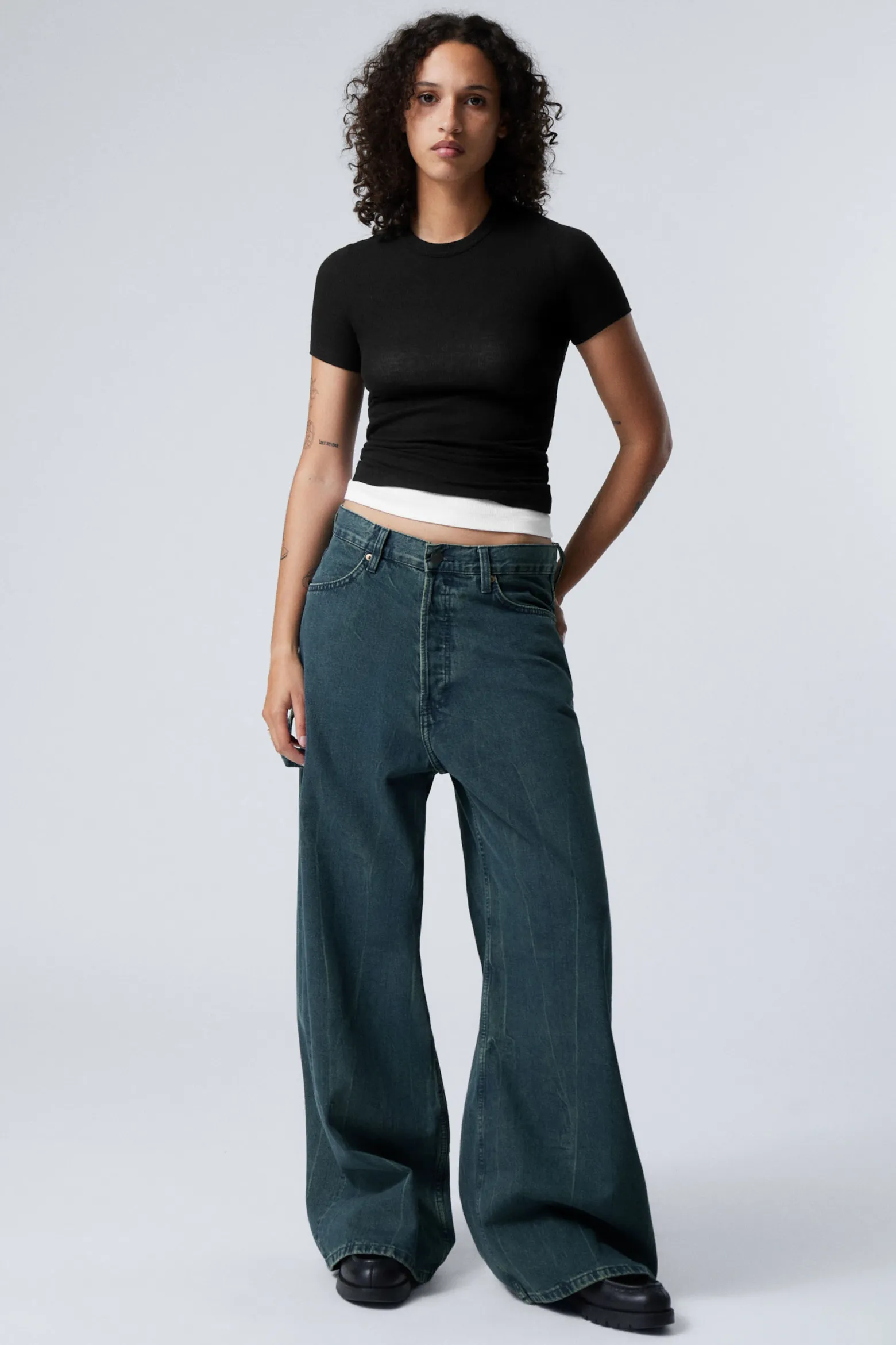 WEITE ZIMMERMANNSJEANS MIT NORMALER TAILLE|Weekday Best
